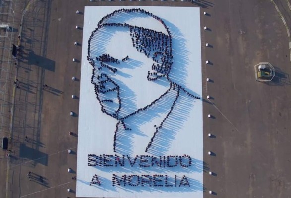 Con retrato viviente recibieron a Francisco en Morelia