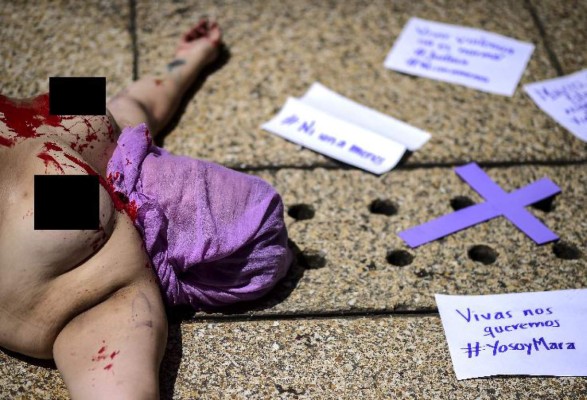 Miles de mexicanas marchan clamando justicia para joven asesinada