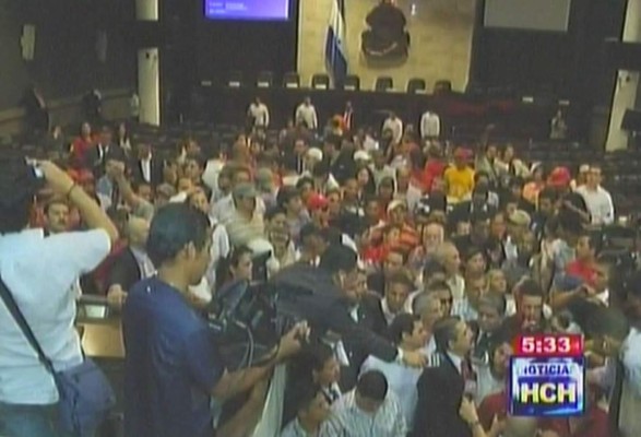 Libre arma zafarrancho nunca antes visto en el Congreso de Honduras