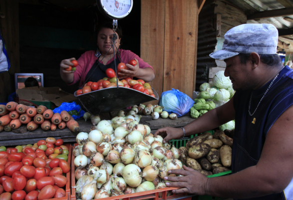 Hasta L3 le suben a la libra de papas y cebollas en los mercados