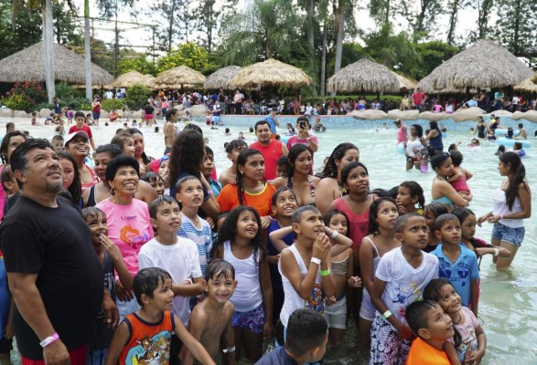 Hondureños abarrotan balnearios para conmemorar el Día del Niño