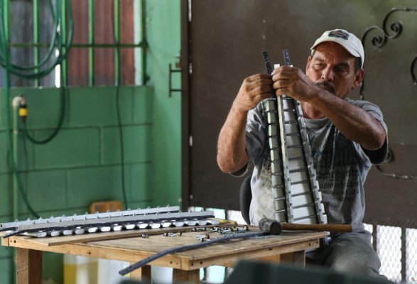 Desde hace 21 años fabrican tambores y liras para los desfiles