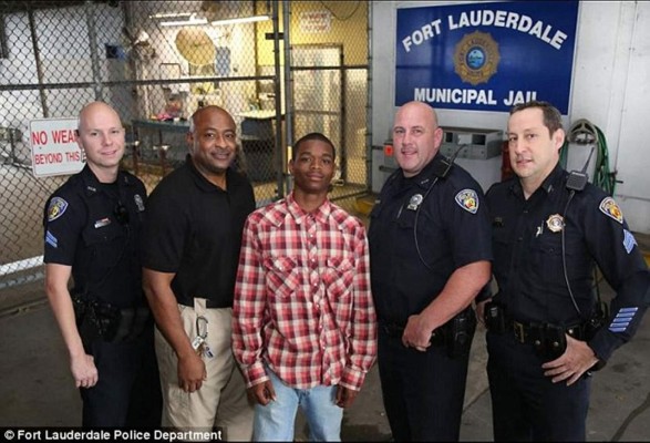 Al final, el detenido hasta posó con los agentes después de su hazaña heroica. Foto cortesía de Fort Laurderdale Police Department.
