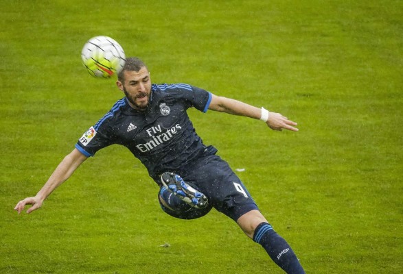 Benzema se marchó lesionado ante el Rayo Vallecano