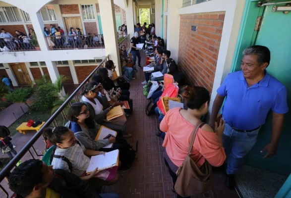 Más de 22,000 docentes compiten por 5,205 plazas