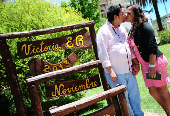 Hombre embarazado contrae matrimonio con su novia transexual