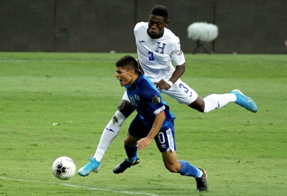 El Salvador's Eric Calvillo (L) and Honduras' Wesly Decas vie for the ball during their CONCACAF Olympic Qualifying football match at the Jalisco Stadium in Guadalajara, Mexico, on March 22, 2021. (Photo by Ulises Ruiz / AFP)