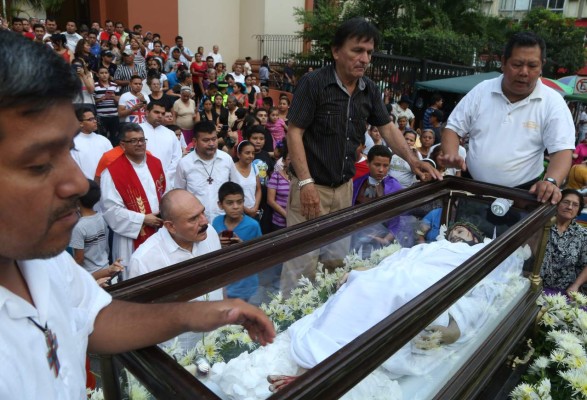 Oran por la dura realidad del país en el viacrucis sampedrano