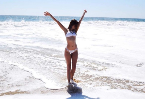 Hija de Mariana Levy presume cuerpazo en bikini blanco