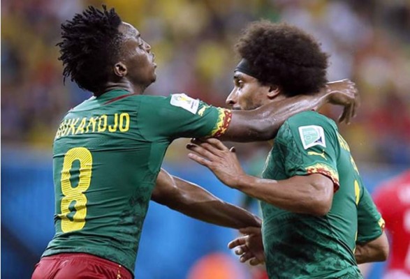 Video: Dos jugadores de Camerún se fueron a los golpes en pleno partido