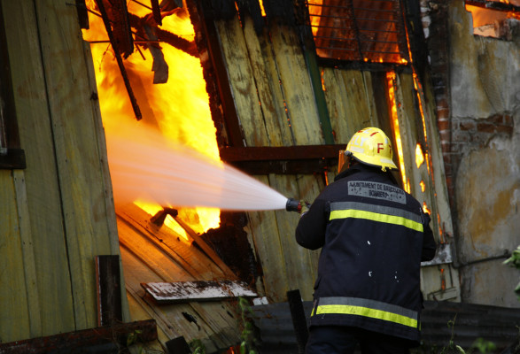 Incendio consume una de las casas más viejas de San Pedro Sula