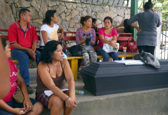 Como homicidio investigan muerte de madre y su hijo de 6 años