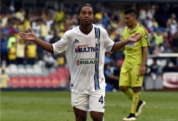 Ronaldinho niega que piense en el retiro al final de temporada