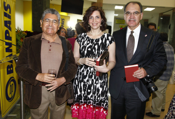 Ana María Alemán recibe reconocimiento