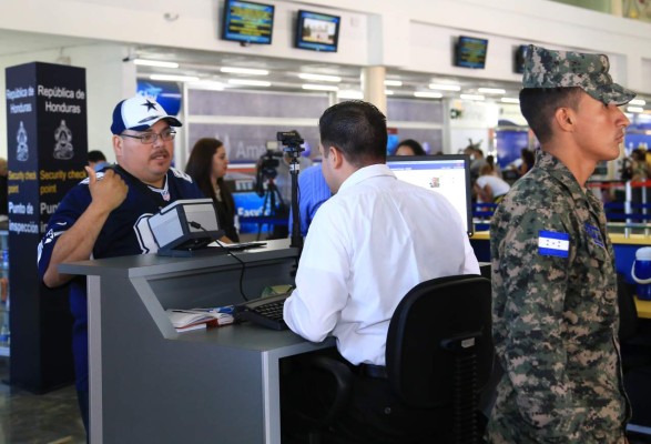 Sufrida espera de pasajeros por nuevo control migratorio en aeropuertos de Honduras