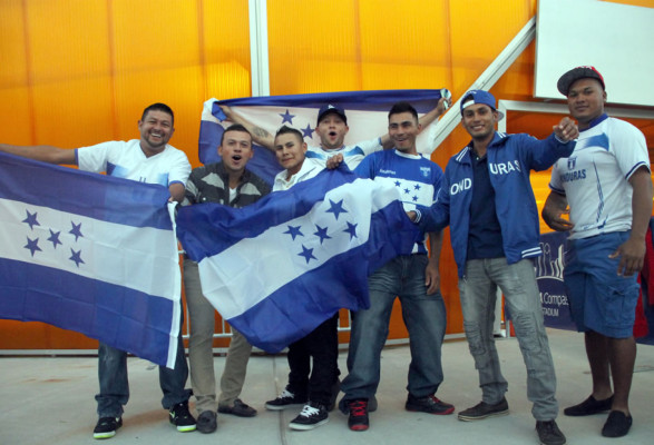 Afición catracha vibró con la Bicolor en Houston