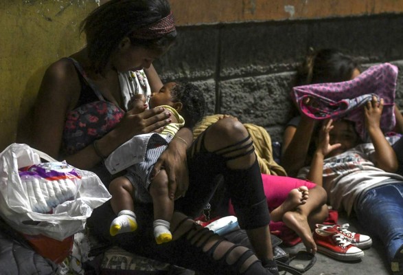 Migrantes hondureños aguardan por refugio en frontera de Guatemala con México