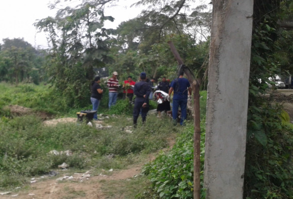 En solar baldío hallan muertos a dos jóvenes