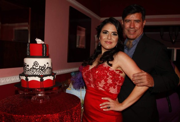 Emoción en una noche en rojo y amistad