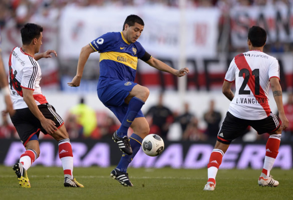 Boca Juniors se adueñó del Superclásico y da pelea por el título