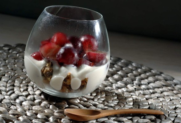Cómo hacer un postre con salsa de yogur dulce y uvas