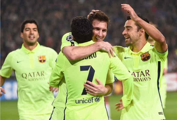 Un doblete de Messi mete al Barcelona en octavos