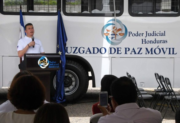 Honduras refuerza juzgados móviles con vehículos donados por la UE