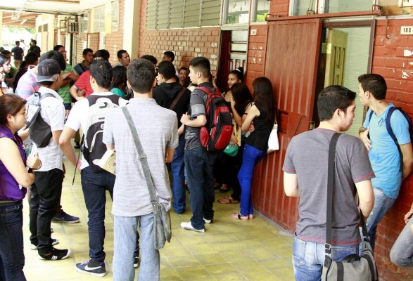 Miles sin poder matricular clases en la Unah