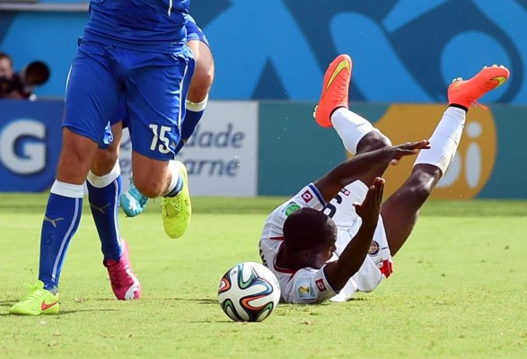 Video: El claro penal que no le pitaron a Costa Rica ante Italia