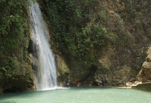 Manantiales de agua fresca encantan a turistas en Santa Bárbara