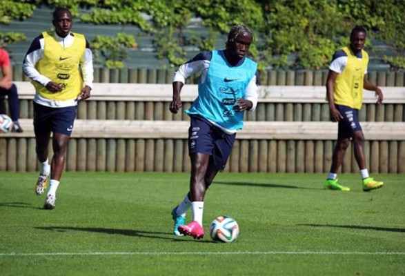 Video: Golazo impresionante del francés Sagna en un entrenamiento