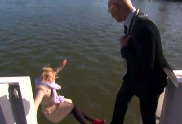 Video de periodista cae al agua se vuelve viral