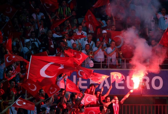 Supporters stand on the roof of a building, to take part in a welcome party for Croatian national football team, a day after their Russia 2018 World Cup final football match against France, near the Bana Jelacica Square in Zagreb, on July 16, 2018. Croatian media on July 16 hailed their team as heroes after the small country's historic success in reaching the World Cup final where France beat them 4-2. / AFP PHOTO / Andrej ISAKOVIC
