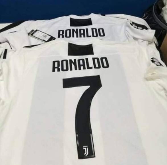 De hecho, en Twitter ya publican imágenes de la que sería la camiseta de Cristiano Ronaldo en la Juventus.