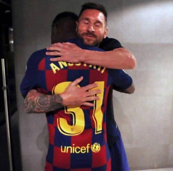 Tras su debut ante Real Betis, Messi tuvo el gran gesto de ir a felicitarlo e inclusive le dio un efusivo abrazo en los pasillos del Camp Nou.