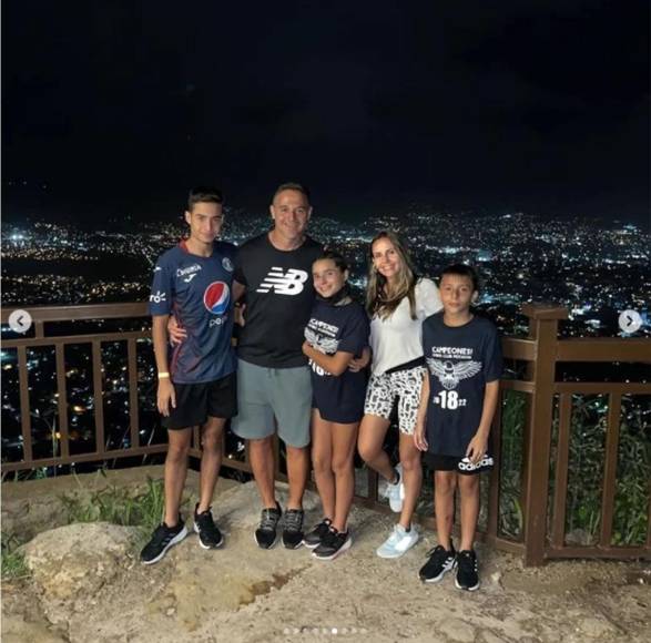 En familia y su esposa cautiva: las vacaciones de ‘La Tota‘ Medina en Roatán tras ganar el título con Motagua