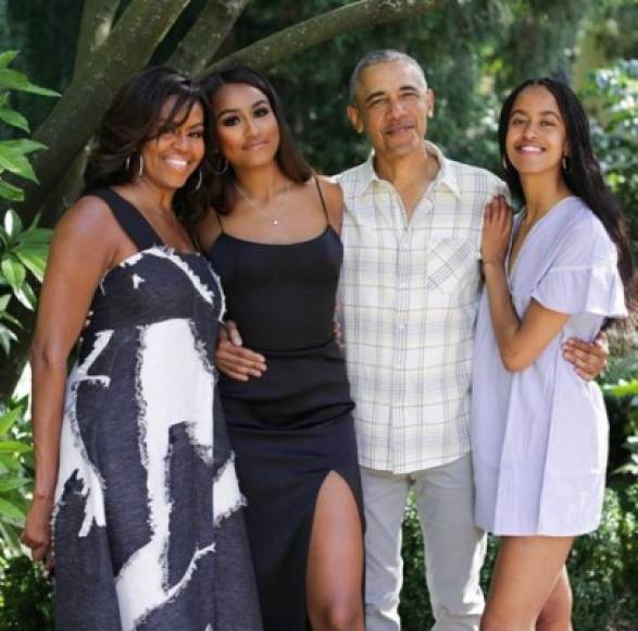 Los Obama abandonaron la Casa Blanca hace tres años pero siguen despertando expectación en su vida pública. Para celebrar el Día de Acción de Gracias en Estados Unidos, el ex presidente Barack Obama y su esposa Michelle compartieron imágenes familiares en redes sociales que muestran la transformación física de sus hijas.