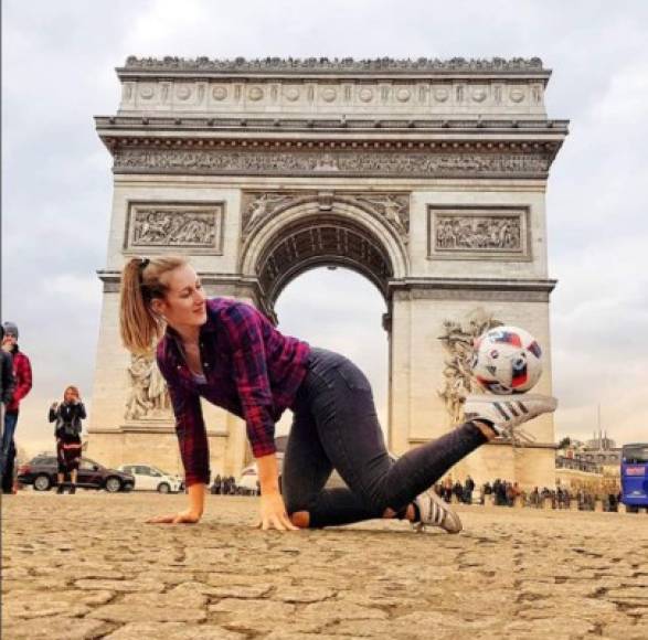 El fútbol no sólo es una pasión para los hombres, también lo es para las mujeres, este es el caso de Melody Donchet, una joven francesa de 27 años de edad cuya técnica deja maravillados a muchos