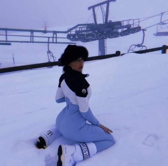 Mirando sensual a la cámara y de rodillas en la nieve, la joven ha hecho méritos para ganar el título de 'reina de las nieves' que le ha concedido su buena amiga Adriana Albenia.