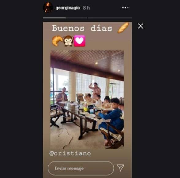 Georgina Rodríguez subió esta imagen a su storie de Instagram en la que aparece con Cristiano Ronaldo y los cuatro pequeños ya en la lujosa villa.