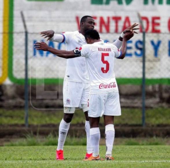 Yustin Arboleda celebrando su gol con Ever Alvarado, quien le dio la asistencia.