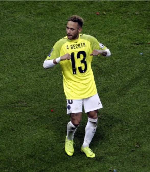 Neymar intercambió camiseta con su compatriota y portero del Liverpool, Alisson Becker, al final del partido.