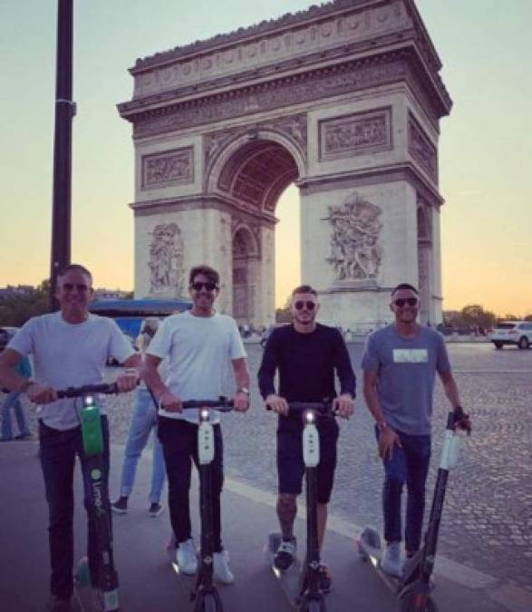 Icardi junto con Keylor Navas disfrutando en el Arco del Triunfo, uno de los lugares más reconocidos de la capital de Francia.