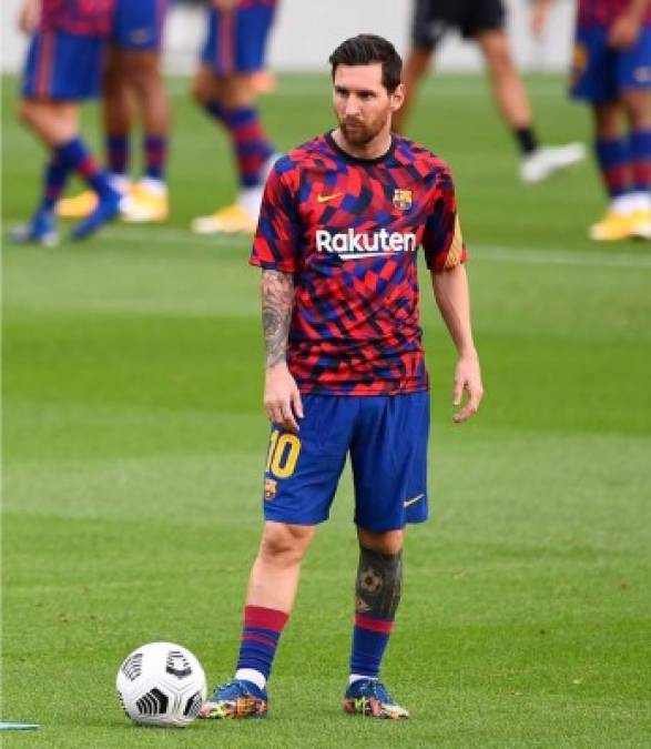 Lionel Messi en el calentamiento previo al partido, luciendo el uniforme este llamativo uniforme.