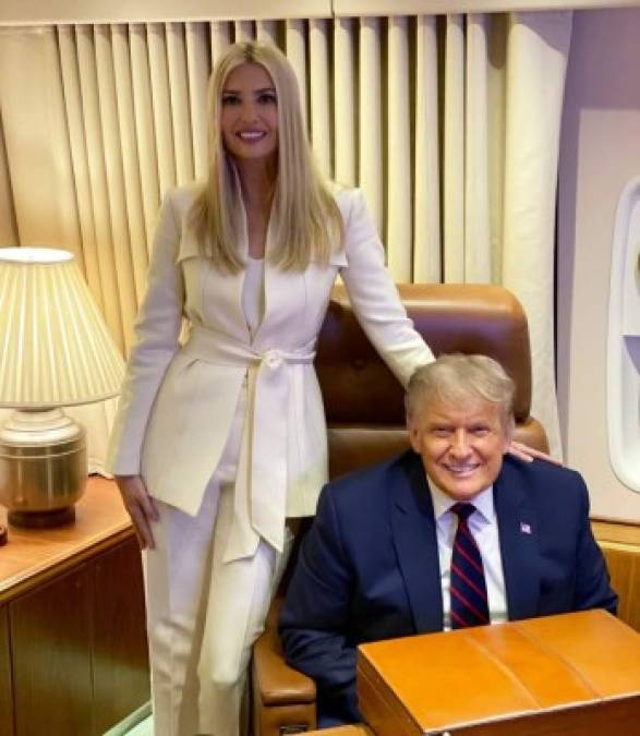 La exmodelo posó con su padre en el Air Force One antes de su llegada a Cleveland.