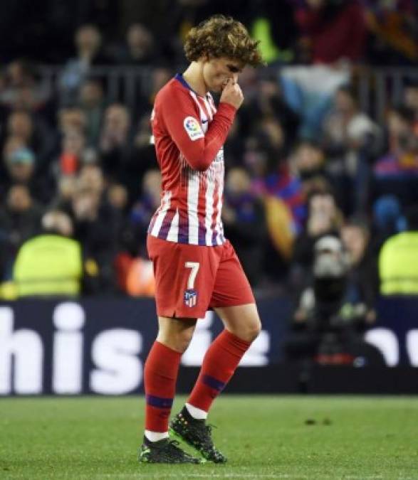 Griezmann se fue cabizbajo del Camp Nou tras la derrota del Atlético. Foto AFP