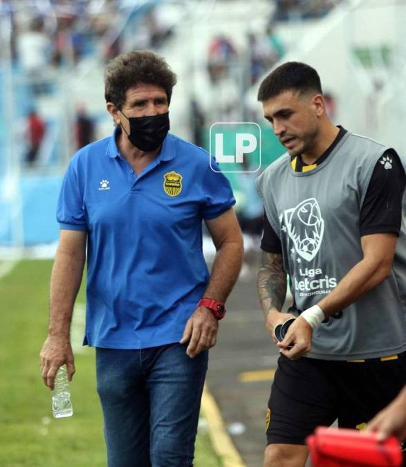 Héctor Vargas charlando con Ramiro Rocca antes de mandarlo al campo.