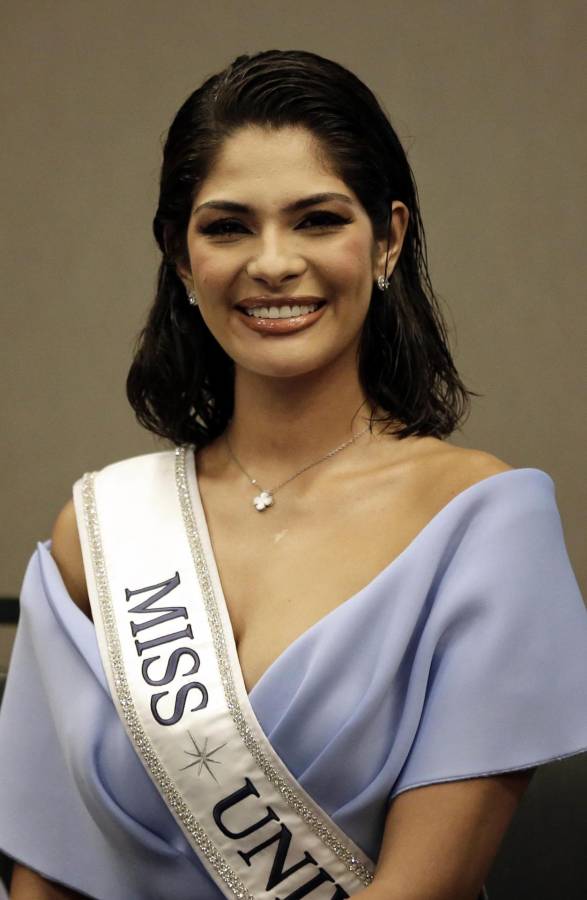 La Miss Universo, Sheynnis Palacios, habla durante una rueda de prensa este lunes, en San José (Costa Rica). Palacios se conmovió hasta las lágrimas al ser abordada por una niña de Nicaragua tras una conferencia de prensa, en la que destacó el poder de la voz de una reina de belleza.