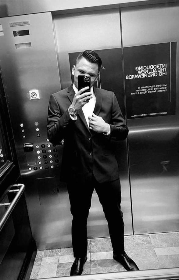 Denil Maldonado también lució intachable con un traje de saco y corbata.