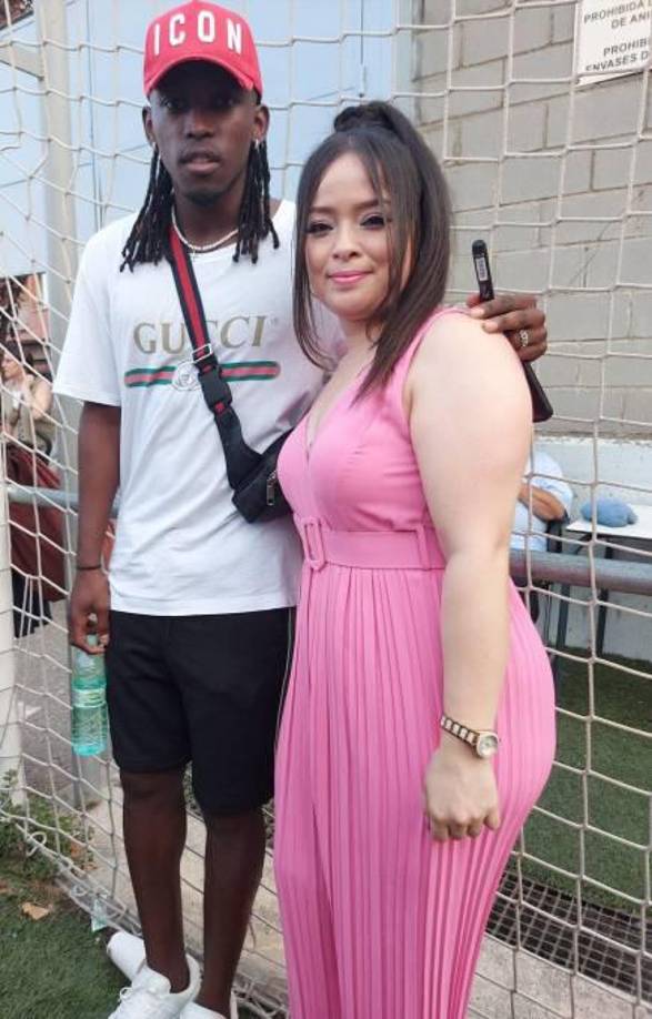 Alberth Elis compartió con todos los organizadores del evento y los hondureños presentes en la fiesta.